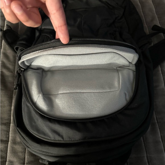 Thule Backpack for 15.6” laptop with 10.1” tablet sleeve and water bottle holder - Picture 5 of 6